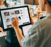 Borne de commande Leo2 vs caisse tactile : que choisir pour la restauration ?